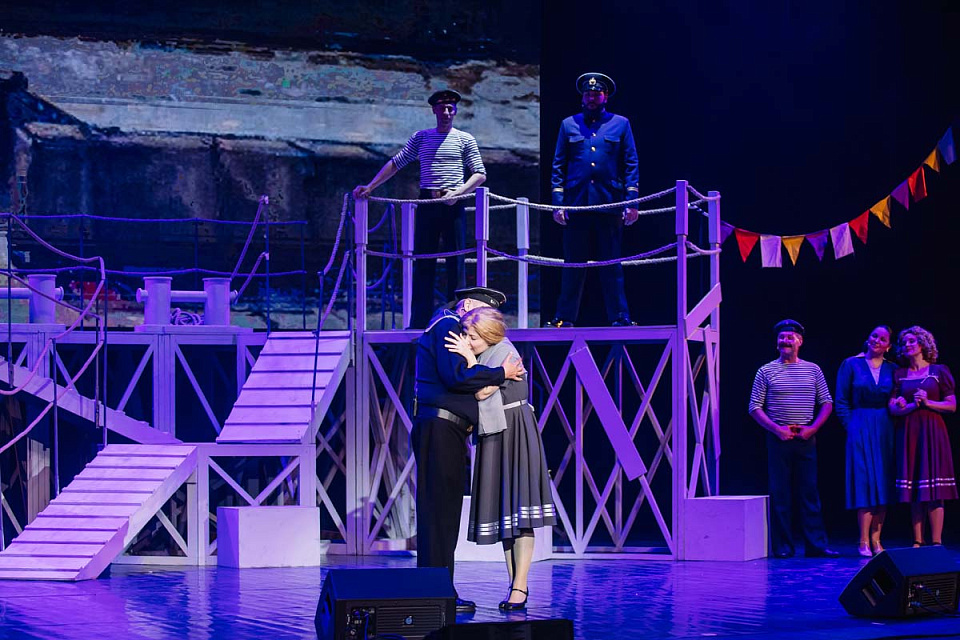 Музыкальный спектакль "Раскинулось море широко", театр эстрады "Янтарь-холл", Светлогорск, 22 Июня 2025г. — фото 15