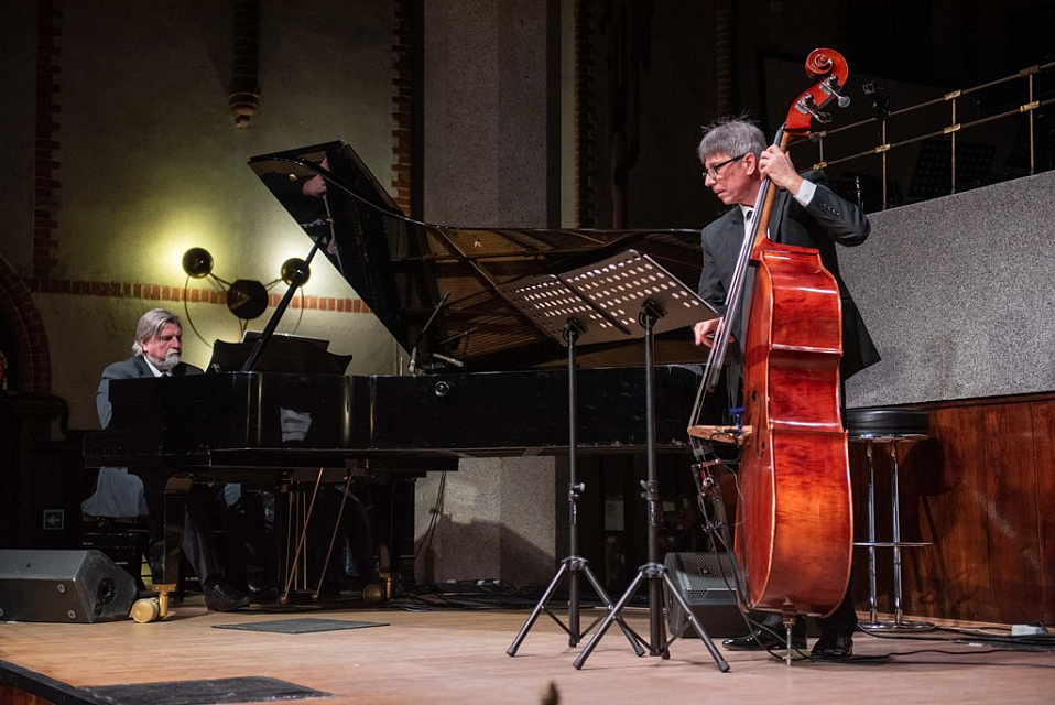 XIX МЕЖДУНАРОДНЫЙ ФЕСТИВАЛЬ "ДЖАЗ В ФИЛАРМОНИИ". трио Валерия Гроховского и камерный оркестр, 19 Ноября 2022г. — фото 23