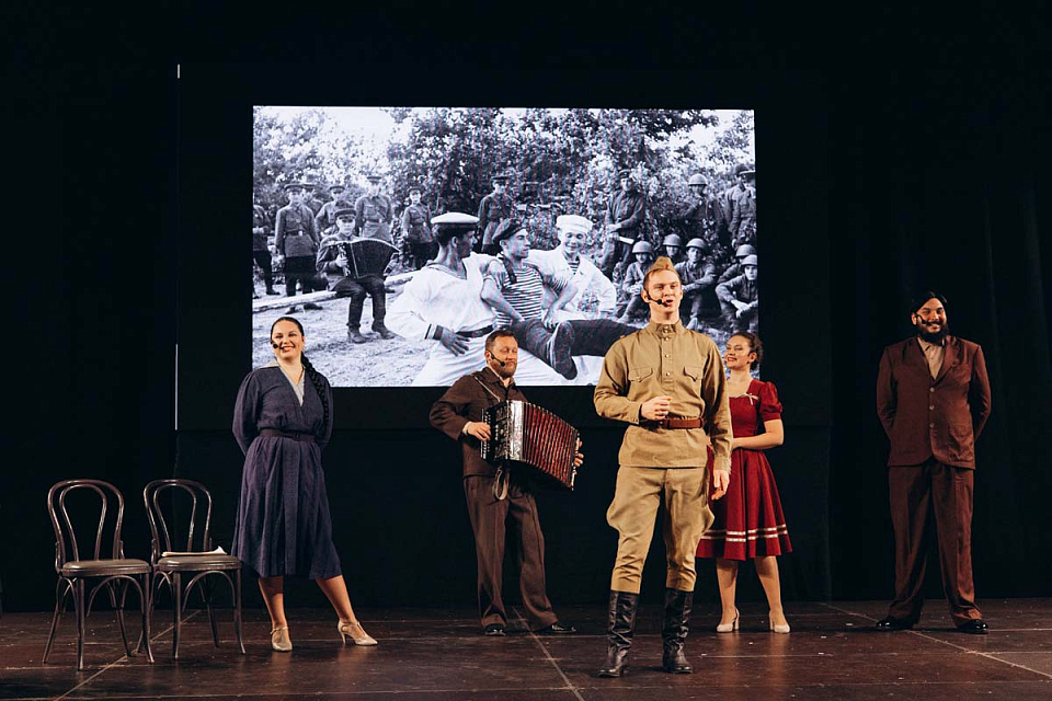 Концерт проекта "Поезд Победы" в исполнении солистов филармонии, Большой зал Екатерининского собрания, Санкт-Петербург, 18 Ноября 2025г. — фото 15