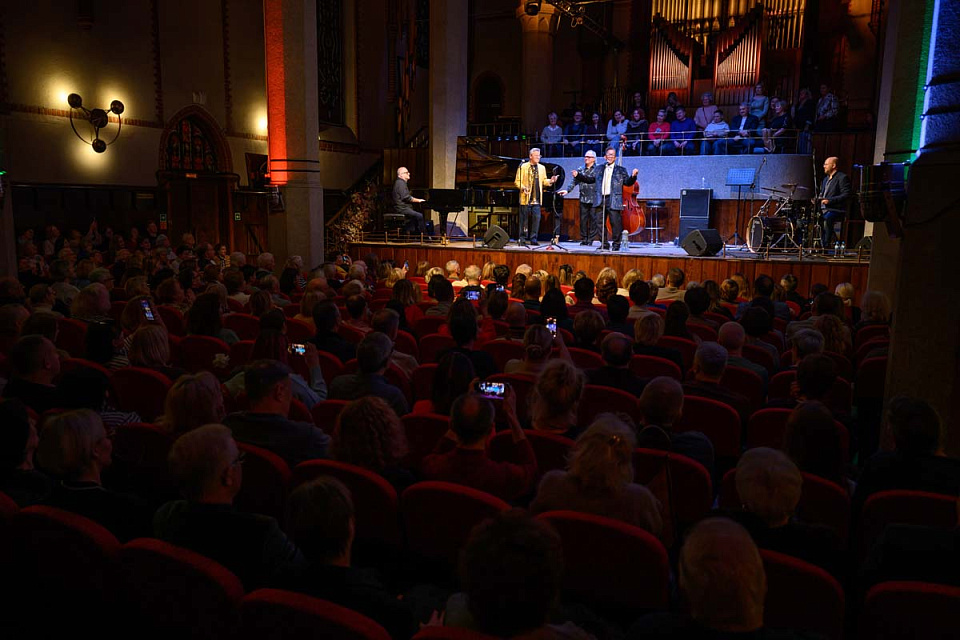 Стивен Митчелл и Джем-бенд Максима Пиганова, Международный фестиваль "Джаз в филармонии", 18 Ноября 2025г. — фото 7