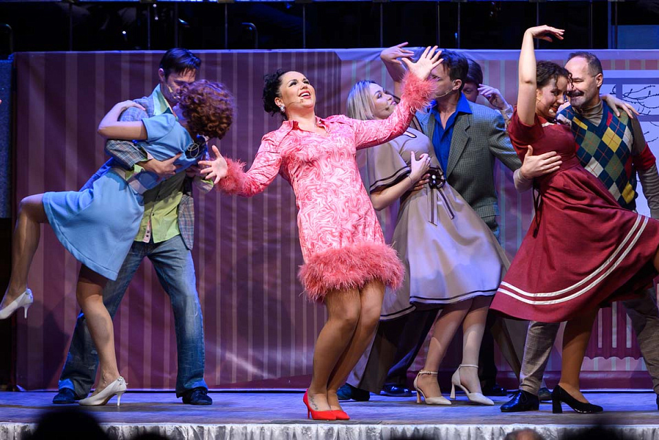 «А у нас во дворе...», мюзикл в духе 60-х, Концертный духовой оркестр и солисты филармонии,танц.группа Ансамбля песни и пляски ДКБ, 1 Января 2025г. — фото 20