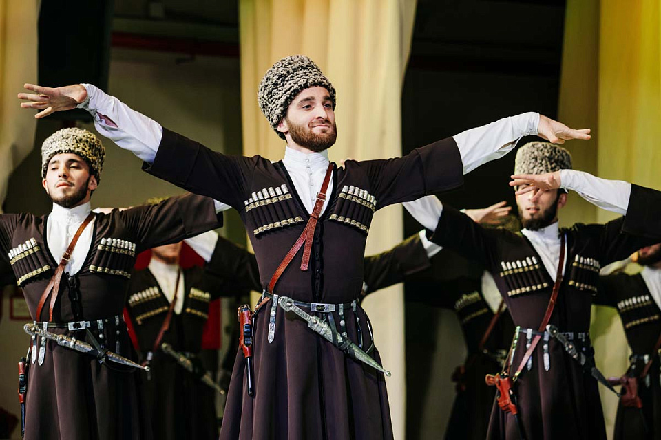 Государственный фольклорный ансамбль песни и танца «Нохчо», фестиваль «Русская музыка на Балтике», г. Гурьевск, 16 Мая 2025г. — фото 9