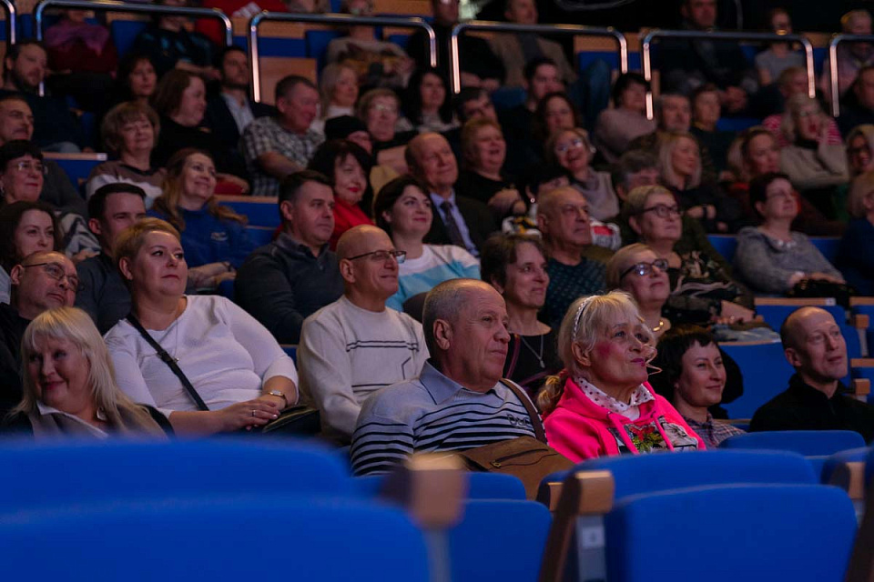 Мюзикл в духе 60-х «А у нас во дворе...» (театр эстрады «Янтарь-холл», г. Светлогорск), 26 Февраля 2023г. — фото 7