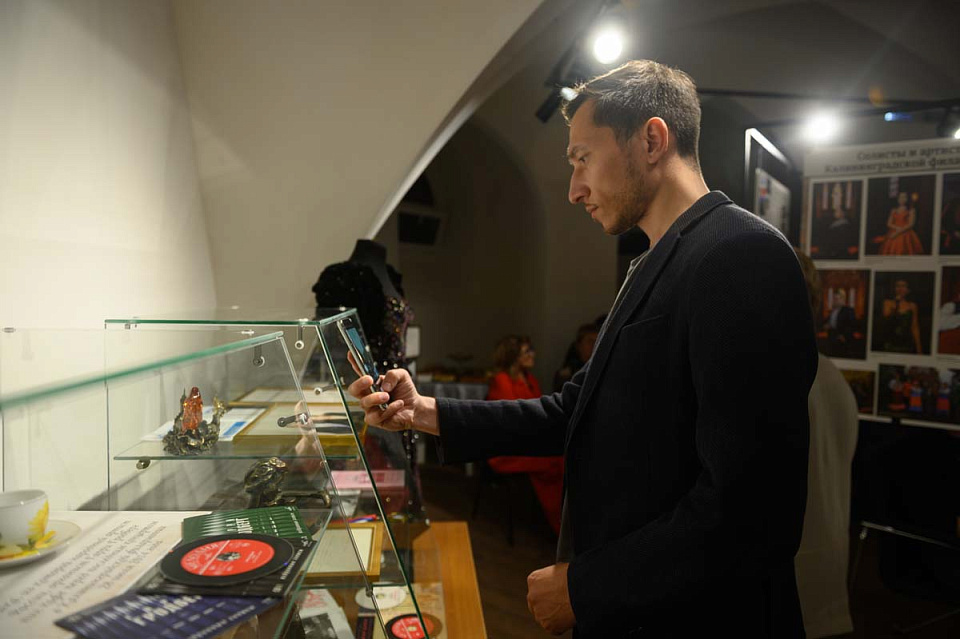 Открытие малого зала и выставки «Юбилей Калининградской филармонии: тематическая выставка к 65-летию», 10 Октября 2024г. — фото 9