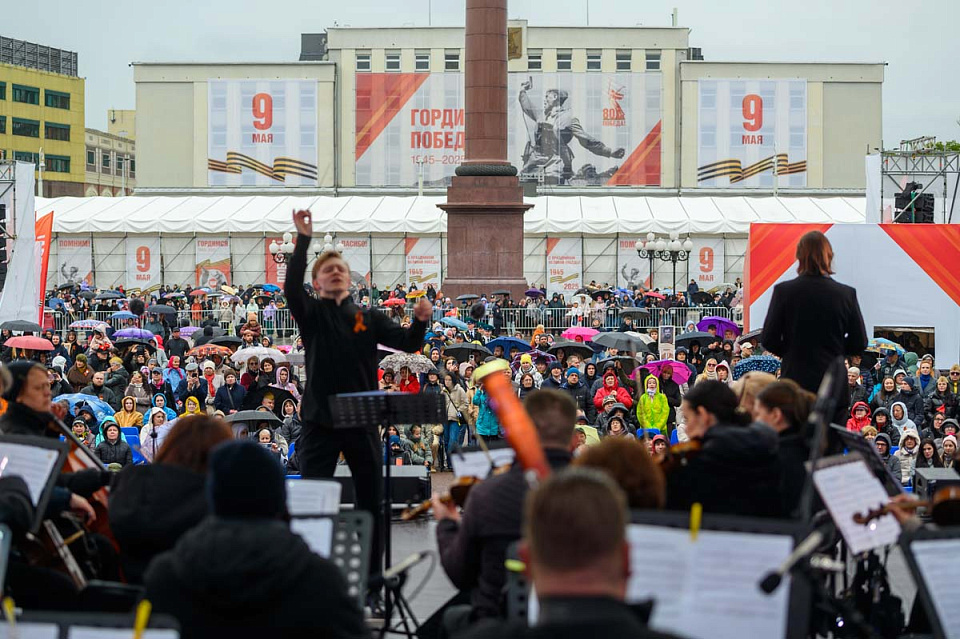 Концерт Симфонического оркестра Калининградской филармонии и солистов Мариинского театра, дирижёр Ю.Демидович, пл.Победы, 9 Мая 2025г. — фото 3