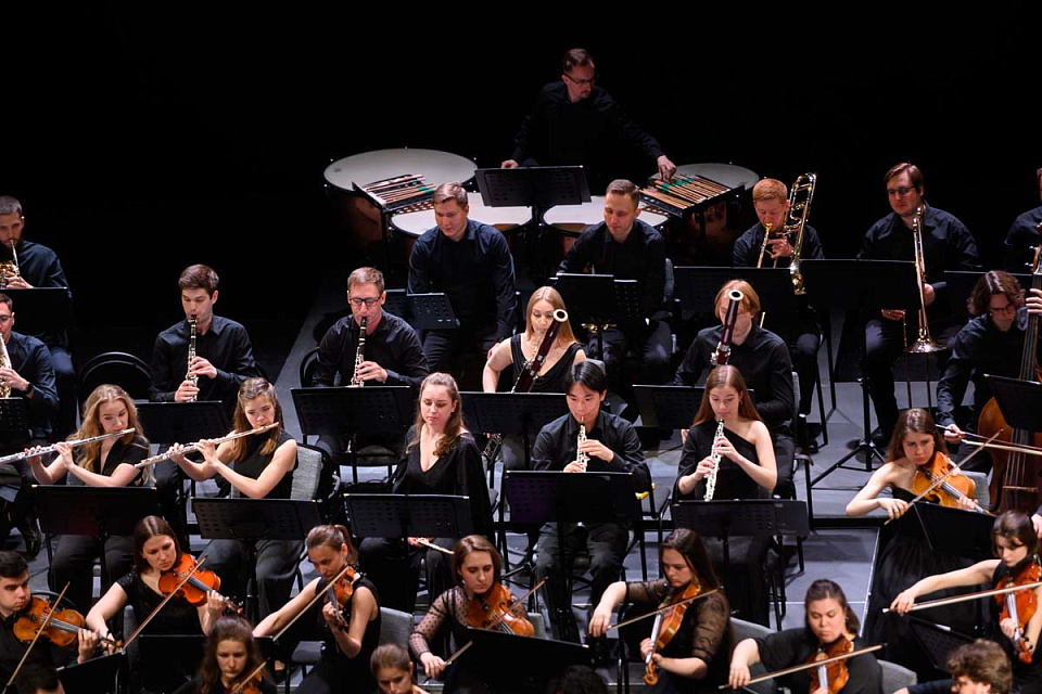 Концерт РНМСО, дирижёр А.Рубин, солист П.Милюков, фестиваль "Русская музыка на Балтике", драмтеатр, 7 Мая 2024г. — фото 17