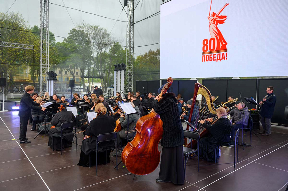 Концерт Симфонического оркестра Калининградской филармонии и солистов Мариинского театра, дирижёр Ю.Демидович, пл.Победы, 9 Мая 2025г. — фото 4
