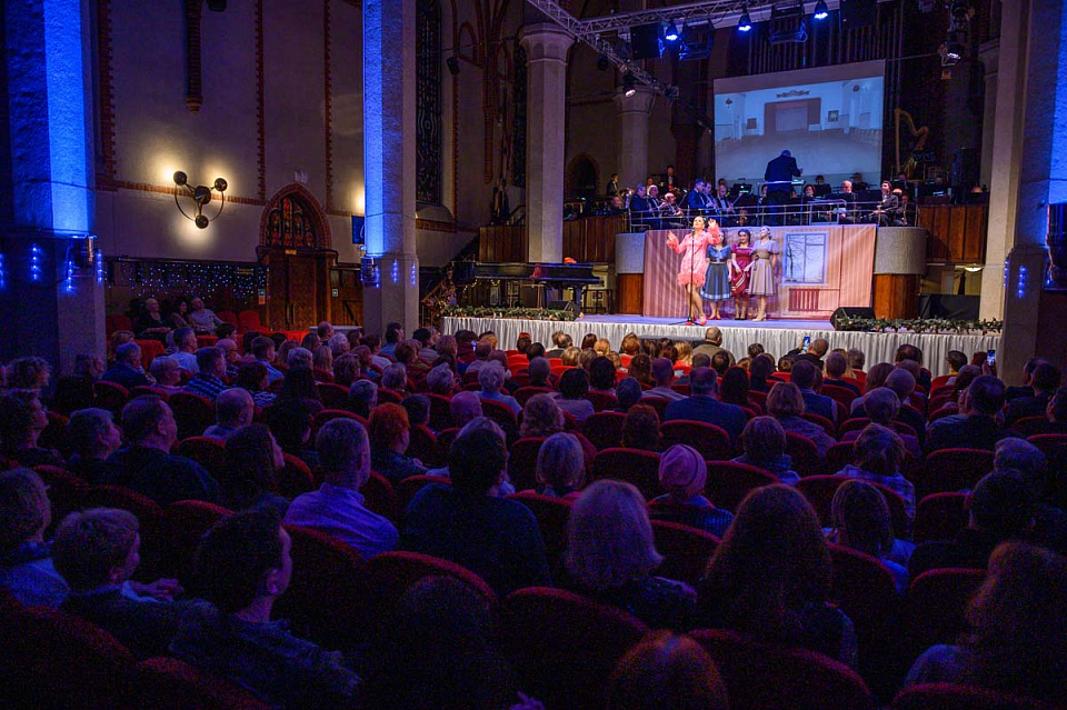 «А у нас во дворе...», мюзикл в духе 60-х, Концертный духовой оркестр и солисты филармонии,танц.группа Ансамбля песни и пляски ДКБ, 1 Января 2025г. — фото 15
