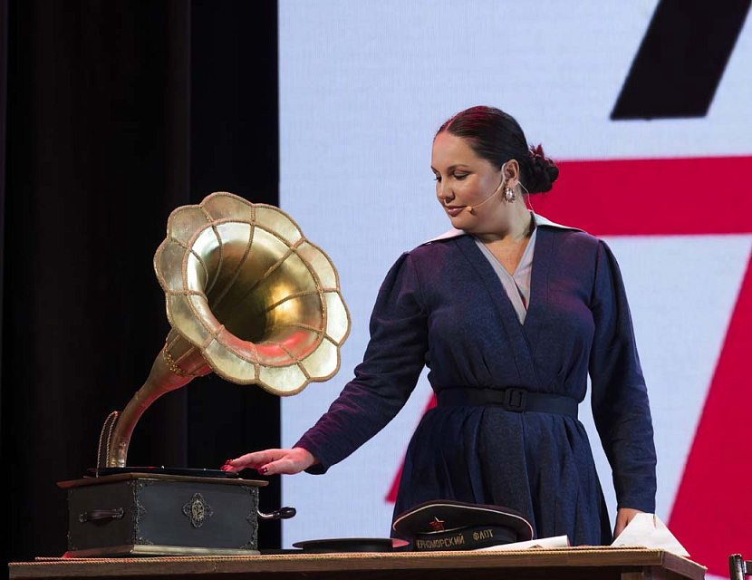 Концерт проекта "Поезд Победы" в исполнении солистов филармонии, Областной Дворец культуры и народного творчества г. Мурманск, 28 Сентября 2025г. — фото 9