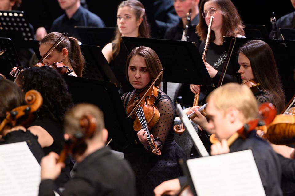 Концерт РНМСО, дирижёр А.Рубин, солист П.Милюков, фестиваль "Русская музыка на Балтике", драмтеатр, 7 Мая 2024г. — фото 5