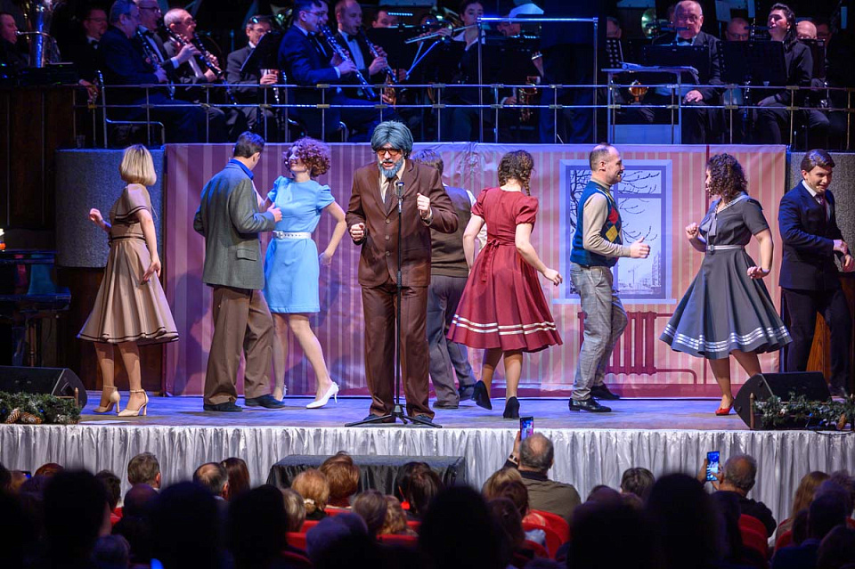 «А у нас во дворе...», мюзикл в духе 60-х, Концертный духовой оркестр и солисты филармонии,танц.группа Ансамбля песни и пляски ДКБ, 1 Января 2025г. — фото 16