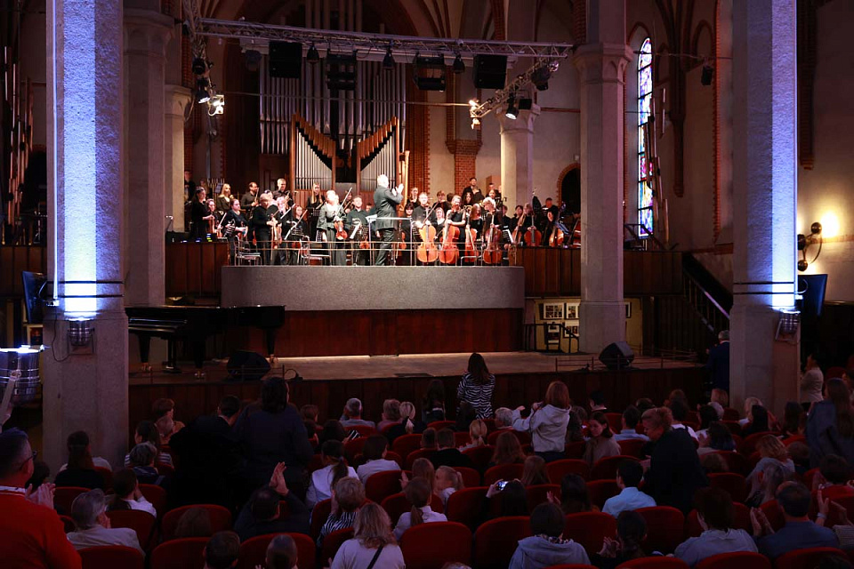 Выступление Камерного оркестра филармонии и учащихся и преподавателей ЦМШ-АИИ из Москвы и Калининграда, 28 Сентября 2025г. — фото 11