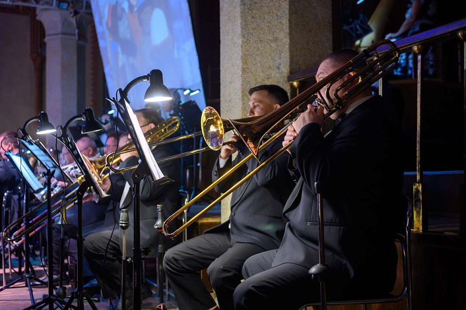 «А у нас во дворе...», мюзикл в духе 60-х, Концертный духовой оркестр и солисты филармонии,танц.группа Ансамбля песни и пляски ДКБ, 1 Января 2025г. — фото 8