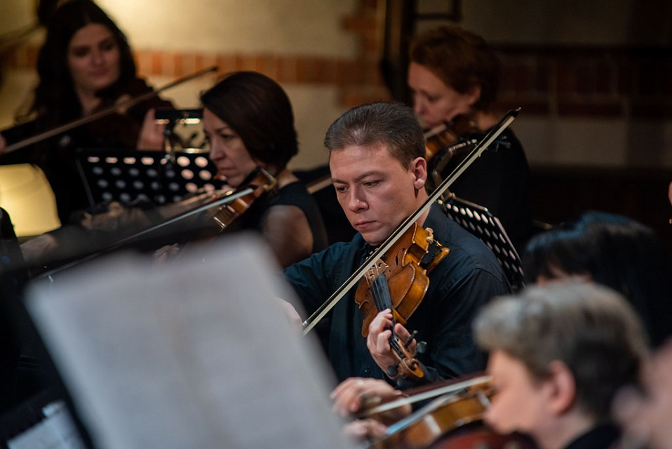 XIX МЕЖДУНАРОДНЫЙ ФЕСТИВАЛЬ "ДЖАЗ В ФИЛАРМОНИИ". трио Валерия Гроховского и камерный оркестр, 19 Ноября 2022г. — фото 3