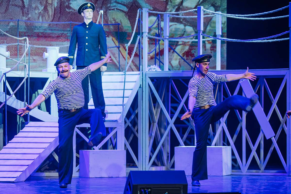 Музыкальный спектакль "Раскинулось море широко", театр эстрады "Янтарь-холл", Светлогорск, 22 Июня 2025г. — фото 12