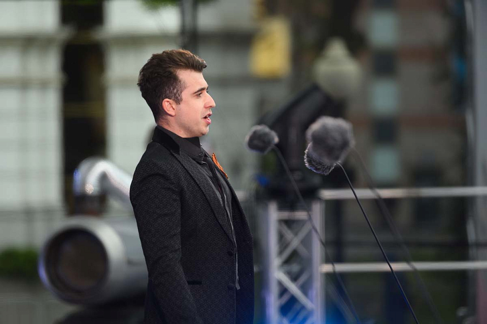 Концерт Симфонического оркестра Калининградской филармонии и солистов Мариинского театра, дирижёр Ю.Демидович, пл.Победы, 9 Мая 2025г. — фото 8