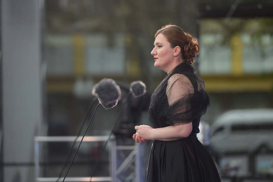 Концерт Симфонического оркестра Калининградской филармонии и солистов Мариинского театра, дирижёр Ю.Демидович, пл.Победы, 9 Мая 2025г. — фото 10