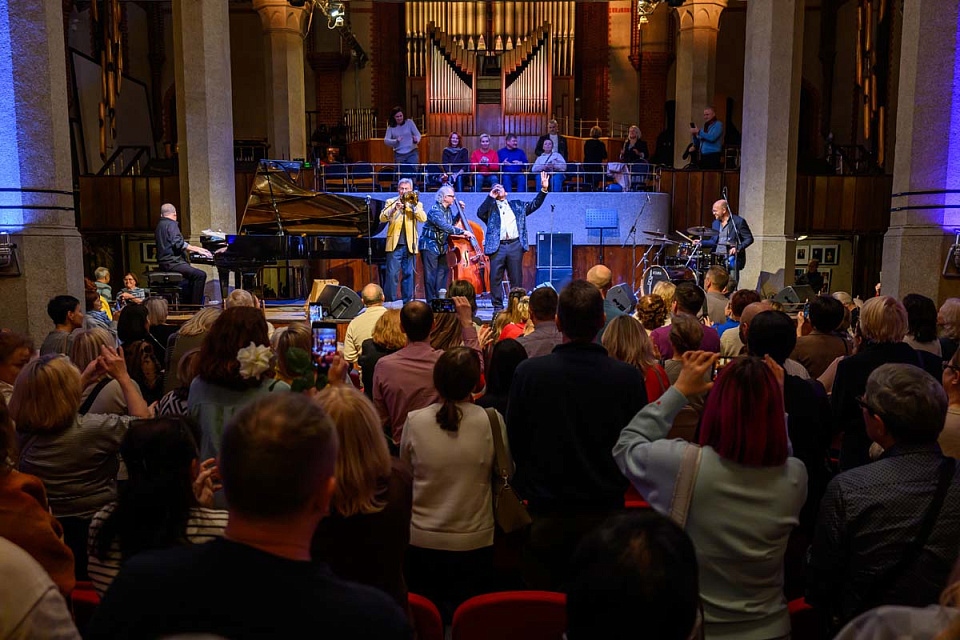 Стивен Митчелл и Джем-бенд Максима Пиганова, Международный фестиваль "Джаз в филармонии", 18 Ноября 2025г. — фото 19