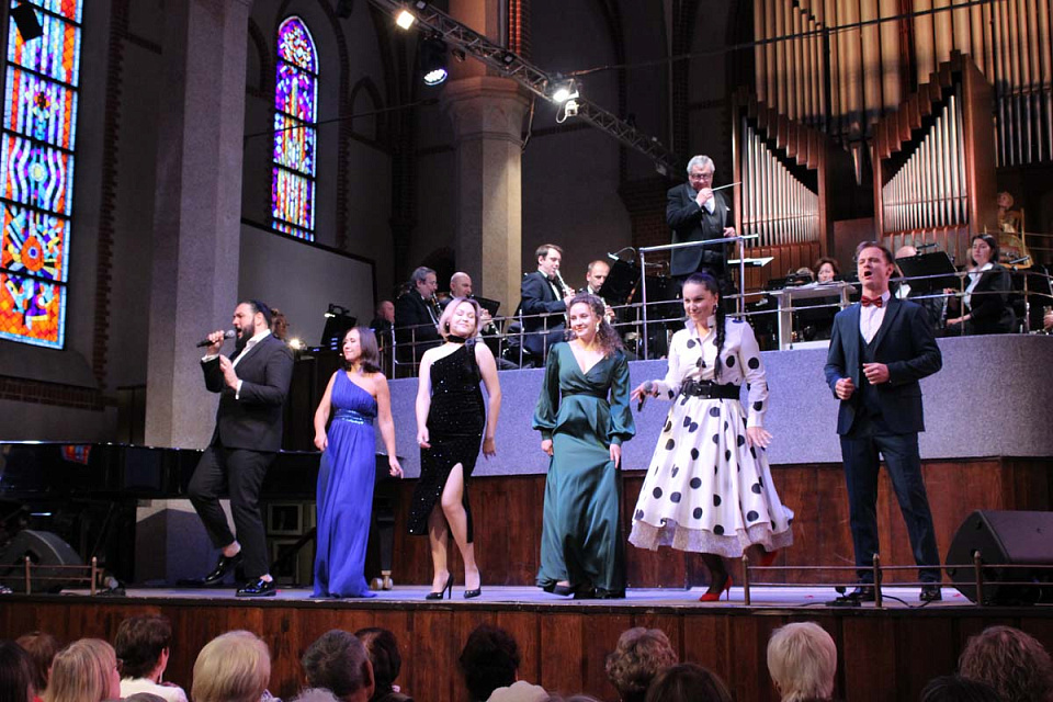 Концертный духовой оркестр и солисты филармонии поздравили калининградцев с Днём пожилых людей, 1 Октября 2025г. — фото 4