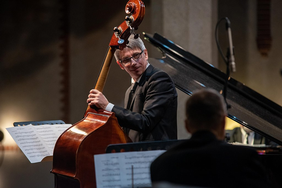 XIX МЕЖДУНАРОДНЫЙ ФЕСТИВАЛЬ "ДЖАЗ В ФИЛАРМОНИИ". трио Валерия Гроховского и камерный оркестр, 19 Ноября 2022г. — фото 14