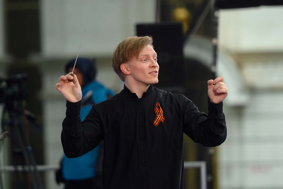 Концерт Симфонического оркестра Калининградской филармонии и солистов Мариинского театра, дирижёр Ю.Демидович, пл.Победы, 9 Мая 2025г. — фото 16