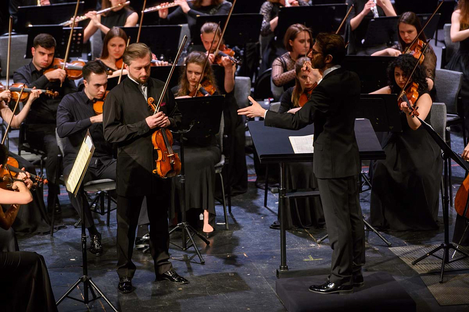 Концерт РНМСО, дирижёр А.Рубин, солист П.Милюков, фестиваль "Русская музыка на Балтике", драмтеатр, 7 Мая 2024г. — фото 2