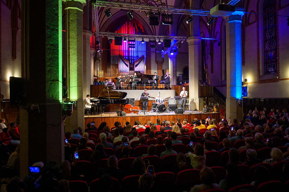 Международный фестиваль «Джаз в филармонии», Ансамбли «ЗВУК» (Москва) и «Акцент» (Калининград), 16 Ноября 2024г. — фото 20