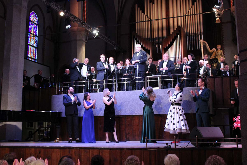 Концертный духовой оркестр и солисты филармонии поздравили калининградцев с Днём пожилых людей, 1 Октября 2025г. — фото 7