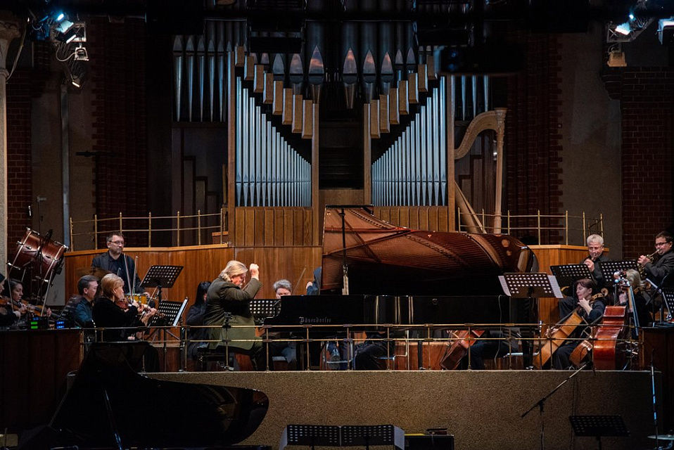 XIX МЕЖДУНАРОДНЫЙ ФЕСТИВАЛЬ "ДЖАЗ В ФИЛАРМОНИИ". трио Валерия Гроховского и камерный оркестр, 19 Ноября 2022г. — фото 11