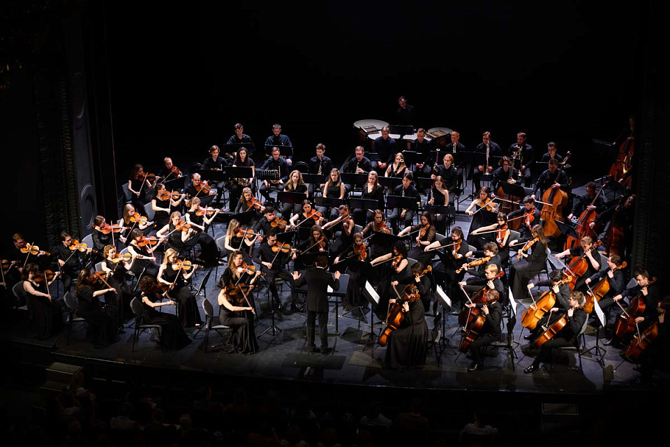 Концерт РНМСО, дирижёр А.Рубин, солист П.Милюков, фестиваль "Русская музыка на Балтике", драмтеатр, 7 Мая 2024г. — фото 16