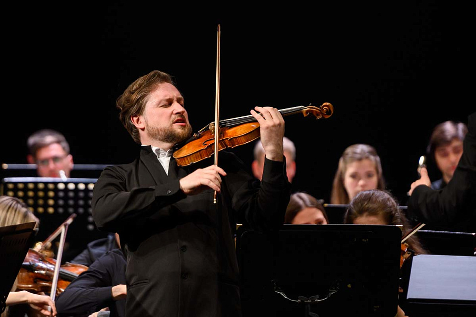 Концерт РНМСО, дирижёр А.Рубин, солист П.Милюков, фестиваль "Русская музыка на Балтике", драмтеатр, 7 Мая 2024г. — фото 13